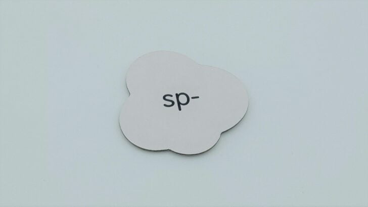 A popcorn card with the letters "sp" on it.