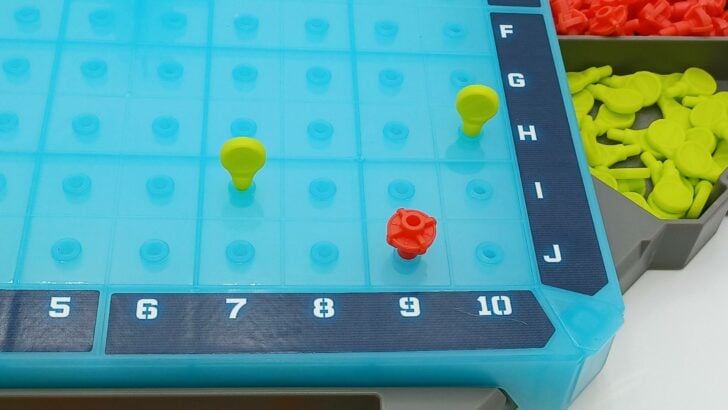 Placing pegs on the grid in the Advanced Mode of Battleship Royale